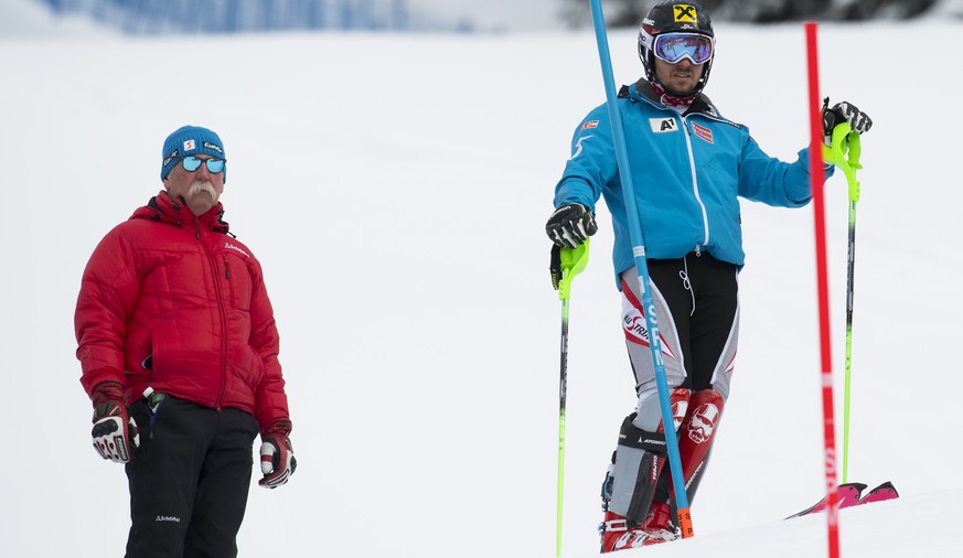 Marcel Hirscher beobachtet von Vater Ferdinand.