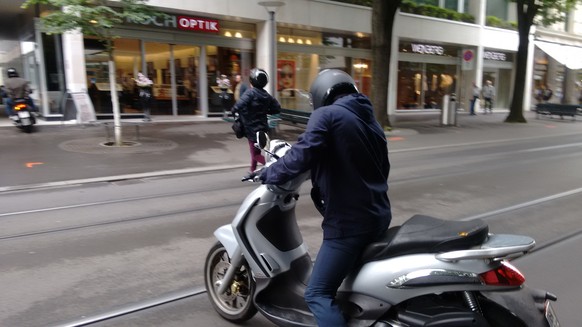 Zwei weitere Personen flüchteten zu Fuss und liessen einen zweiten Roller auf dem Tramgleis liegen.