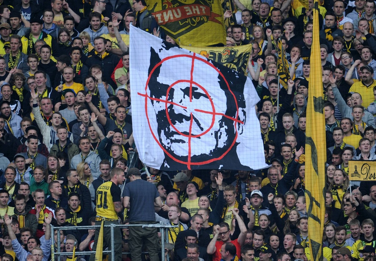 Bildnummer: 13621102 Datum: 18.05.2013 Copyright: imago/Team 2
18.05.2013, xtvx, 1.Bundesliga, Borussia BVB Dortmund - v.l. Anti Hopp Plakat; GER xas x2x 2013 quer Aufmacher premiumd Deutschland Herr ...