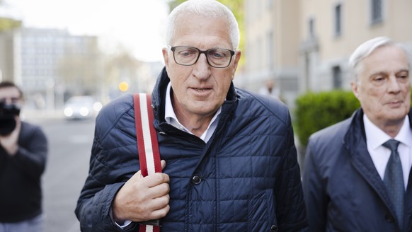 Der ehemalige Raiffeisenchef Pierin Vincenz, Mitte, verlaesst mit Anwalt Lorenz Erni die Urteilseroeffnung des Raiffeisen-Prozesses des Zuercher Bezirksgerichts, am Mittwoch, 13. April 2022 vor dem Vo ...