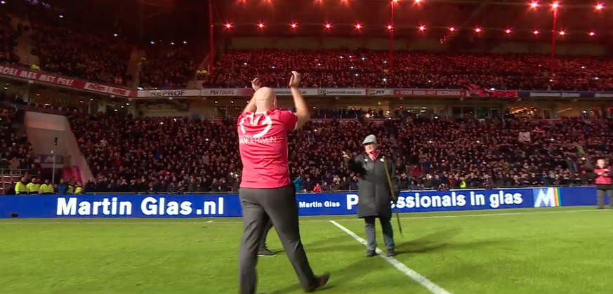 Ein ganzes Fussballstadion huldigt Darts-Weltmeister Michael van Gerwen