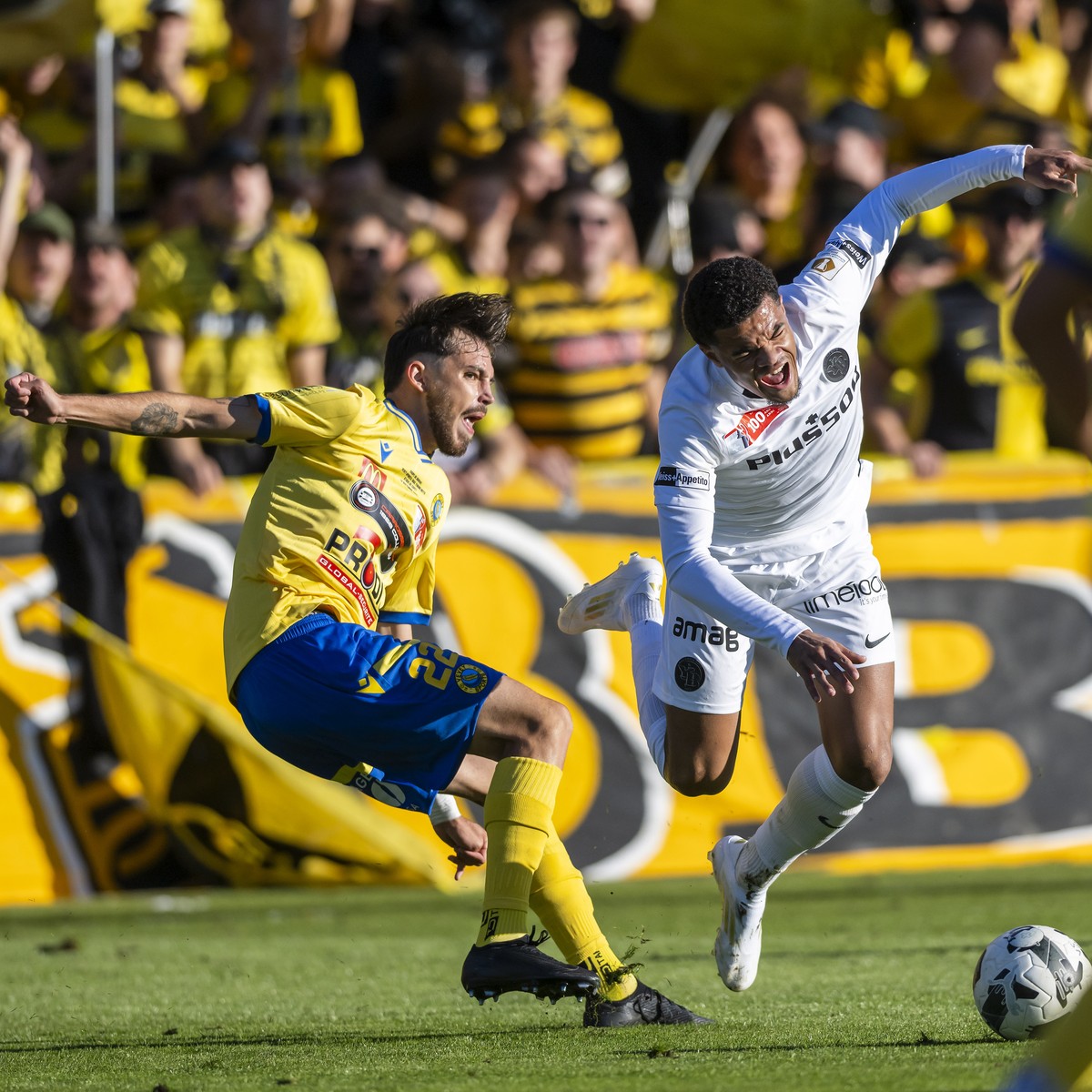 Le defenseur du Vevey Tristan Diaz Negrone, gauche, lutte pour le ballon avec Zachary Athekame (YB), droite, lors de la rencontre de football de la Coupe Suisse des seiziemes de finale entre le club e ...