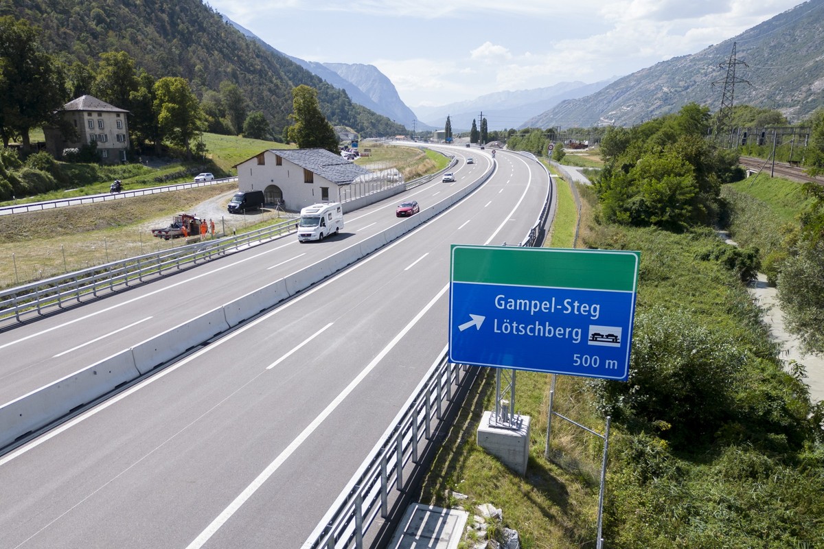 Vue aerienne du nouveau tron�on de l'autoroute A9 Schnidrigu - Wanne ouest (GERA) entre les jonctions de Gampel-Steg et Rarogne, apres son ouverture officielle, ce vendredi 18 aout 2023, proche d ...