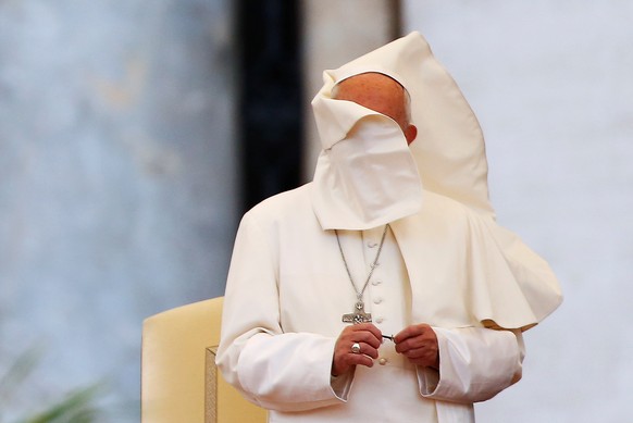 A gust of wind blows Pope Francis&#039; mantle as he attends a Marian vigil prayer in Saint Peter&#039;s square at the Vatican, October 8, 2016. REUTERS/Tony Gentile TPX IMAGES OF THE DAY