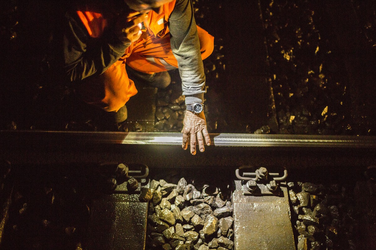 ARCHIV - ZUR PRESSEKONFERENZ ZUM AUSBAU DER BAHNINFRASTRUKTUR STELLEN WIR IHNEN DIESES ARCHIVBILD ZUR VERFUEGUNG - Nachdem der Schleifzug durch Schleifen die Schienen bearbeitet hat, kontrolliert ein  ...