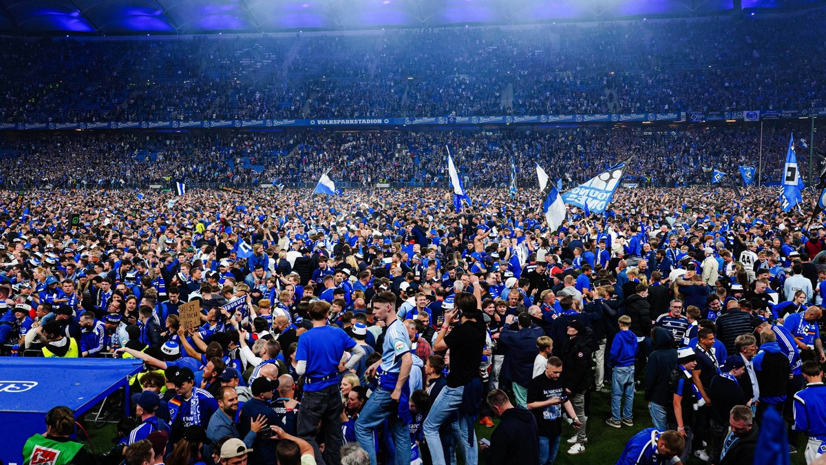 Fans feiern mit Platzsturm Aufstieg des Hamburger SV GER, Hamburger SV vs. SSV Ulm, Fussball, 2. Bundesliga, Spieltag 33, Saison 2024/2025, 10.05.2025 DFL REGULATIONS PROHIBIT ANY USE OF PHOTOGRAPHS A ...
