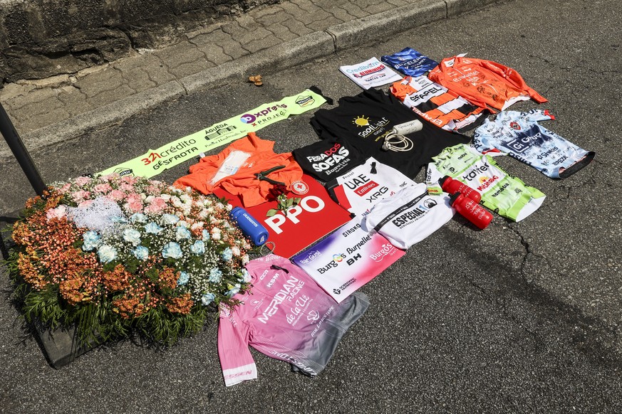 epa13171368 The peloton holds a minute of silence at a memorial for British cyclist Finlay Tarling of NSN Development Team, before the 9th stage of the 87th Portugal Cycling Tour cycling race, a route ...