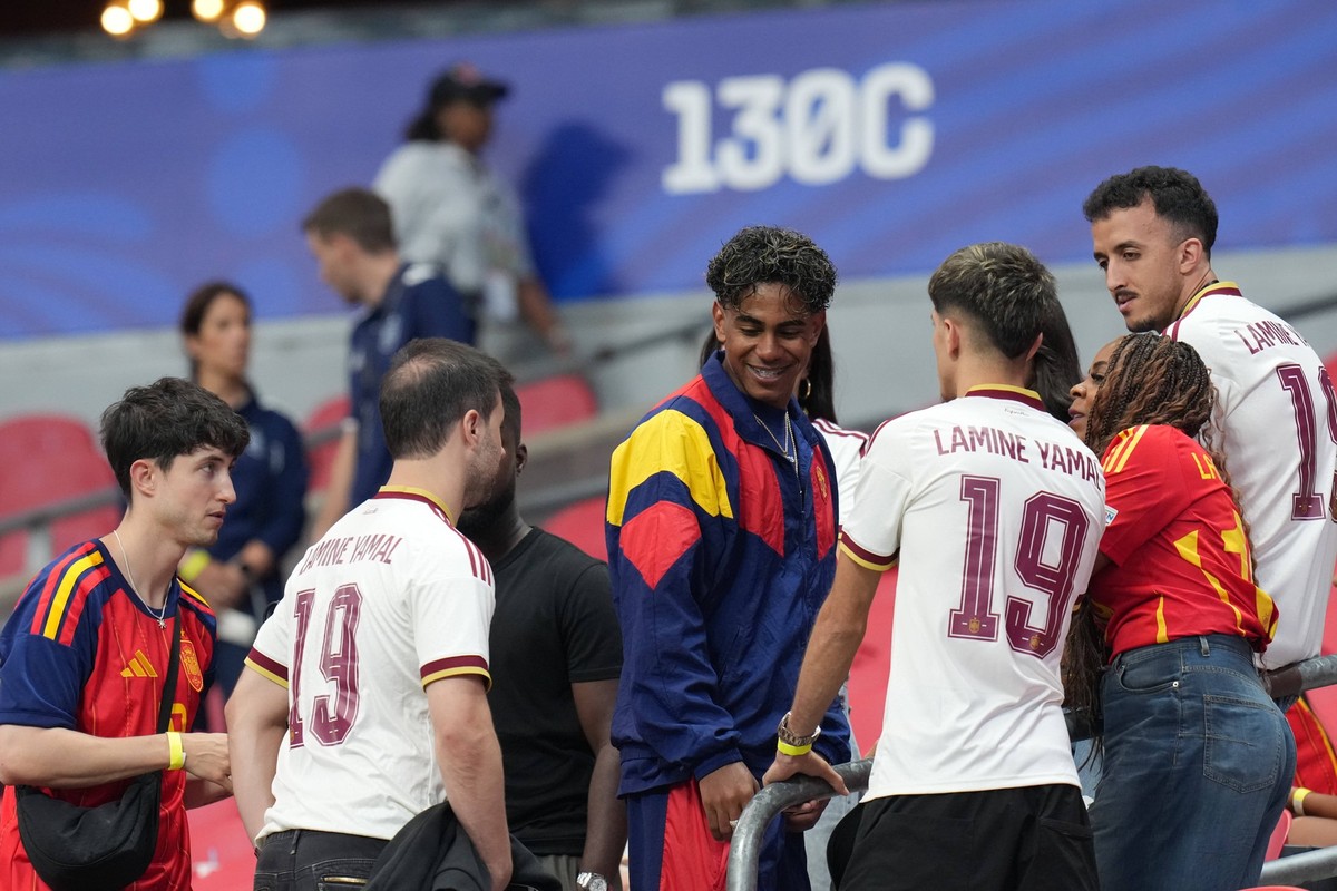 June 15, 2026, Atlanta, Georgia, United States: Lamine Yamal of Spain is seen with his family during the FIFA World Cup, WM, Weltmeisterschaft, Fussball 2026 Group H match between Spain and Cabo Verde ...