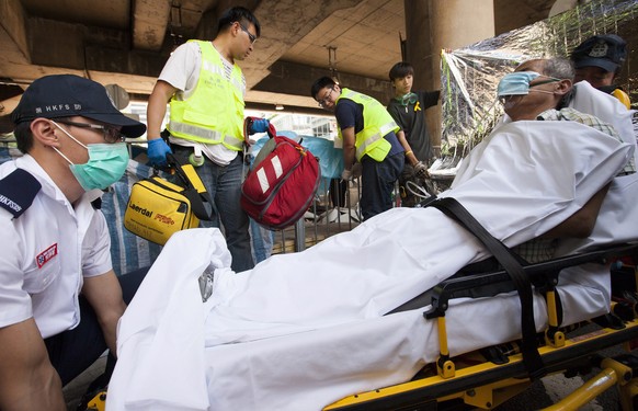 Ein Mann wird nach einer mutmasslichen Triaden-Attacke verletzt ins Spital eingeliefert.