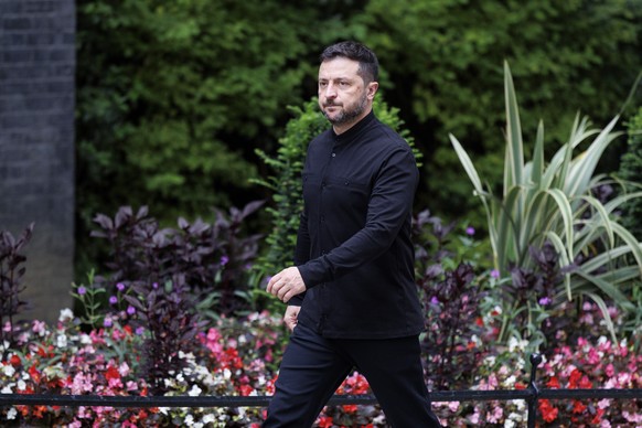 epa12299568 Ukrainian President Volodymyr Zelensky arrives for a meeting with British Prime Minister Keir Starmer (not pictured) at 10 Downing Street in London, Britain, 14 August 2025. Zelensky is in ...