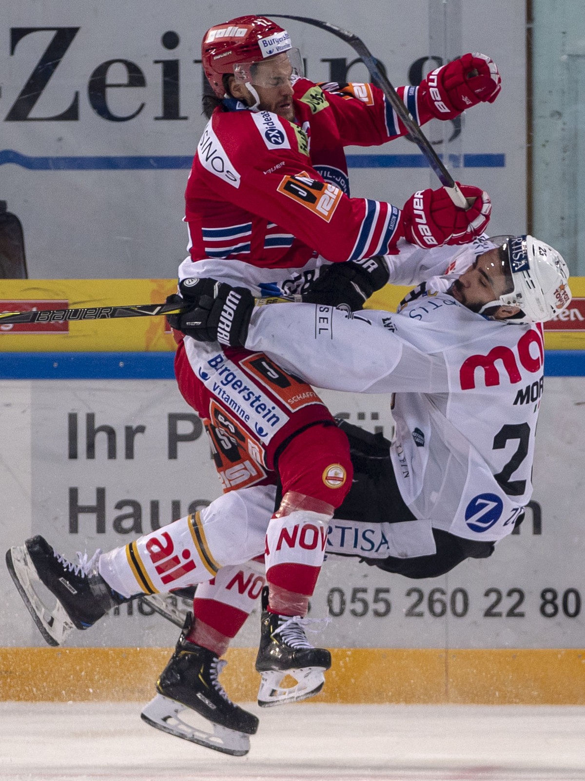 SC Rapperswil-Jona Lakers Stuermer Cedric Huesler, links, gegen HC Lugano Stuermer Giovanni Morini waehrend dem Eishockey-Meisterschaftsspiel der National League zwischen den SC Rapperswil-Jona Lakers ...