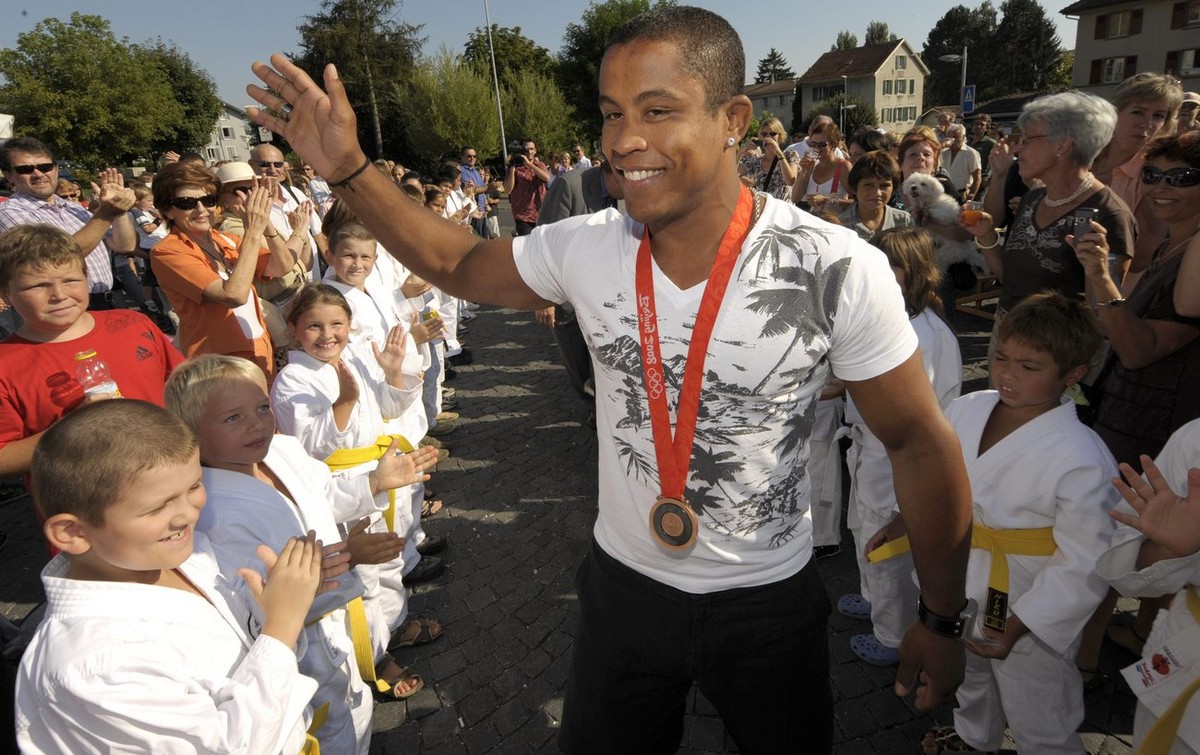 Le judoka vaudois et nouveau medaille de bronze aux Jeux Olympiques de Pekin, Sergei Aschwanden, arrive au milieu d'une haie d' haie d' honneur de judokas lors d'une reception en s ...