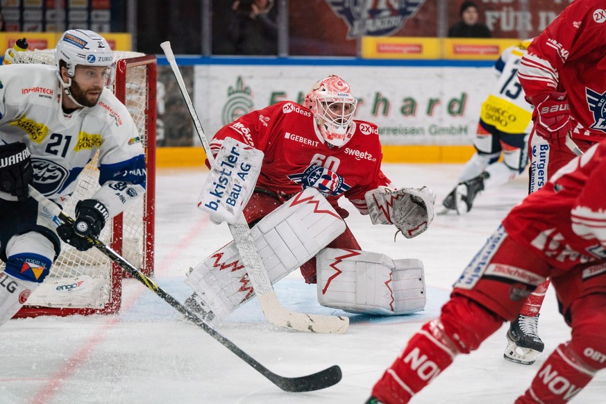 Melvin Nyffeler (SCRJ) gegen Brandon McMillan (HC Ambri-Piotta) im Spiel der National League zwischen den SC Rapperswil-Jona Lakers und dem HC Ambri-Piotta, am Samstag 4. März 2023, in der St.Galler K ...