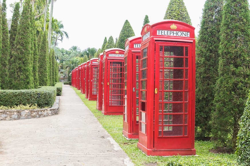 Row of classic British red telephone booths in garden


Upload date: 14 December 2016