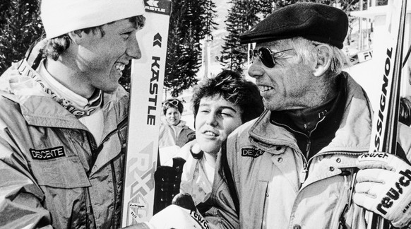 Karl Frehsner, Cheftrainer des Schweizer Ski-Teams, rechts, gratuliert am 2. Februar 1987 im Zielraum in Crans-Montana Pirmin Zurbriggen, links, zu seinem Sieg im Super-G-Rennen bei den Alpinen Skiwel ...