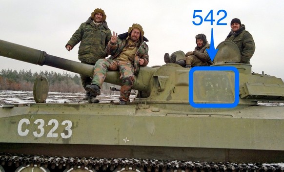 Russischer Panzer mit der taktischen Nummer 542, die unsorgfältig abgekratzt und übermalt wurde, in der Ostukraine.&nbsp;