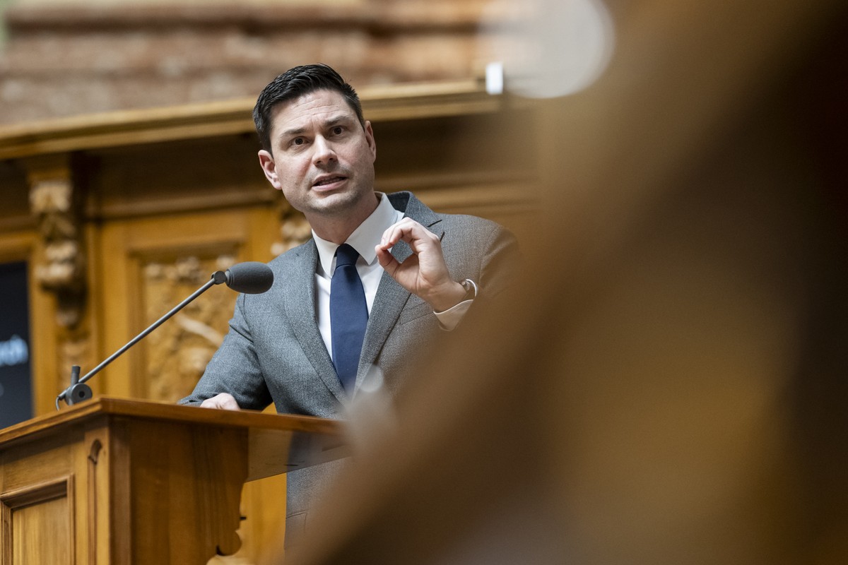 Benjamin Giezendanner, SVP-AG, stellt eine Frage, an der Herbstsession der Eidgenoessischen Raete, am Dienstag, 4. Maerz 2025 im Nationalrat in Bern. (KEYSTONE/Alessandro della Valle)