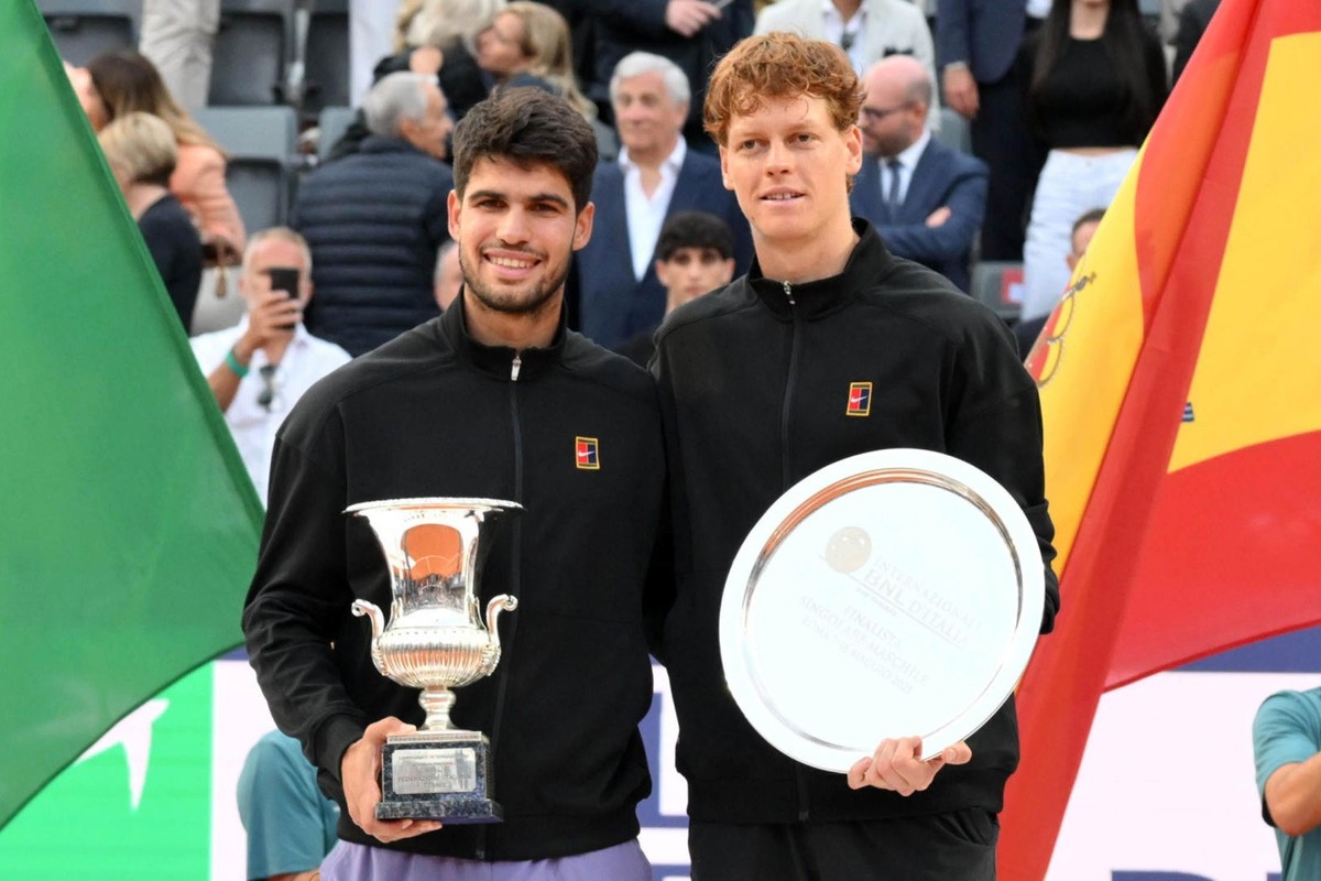 epa12114184 Winner Carlos Alcaraz of Spain (L) and runner-up Jannik Sinner of Italy pose after their the Men's Singles final match of the Italian Open tennis tournament 2025, in Rome, Italy, 18 M ...