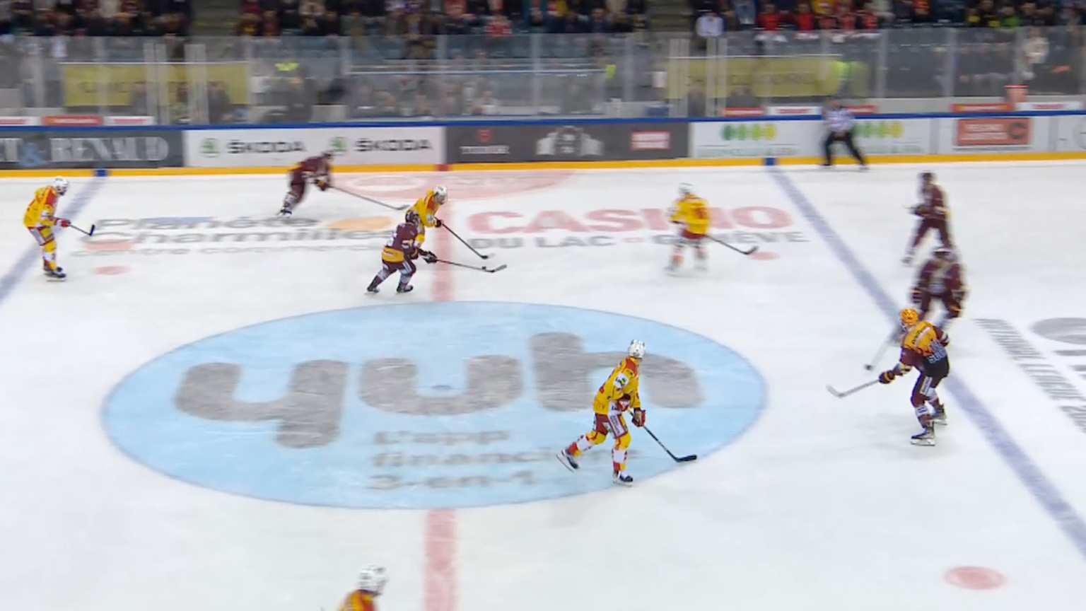 Schneller Spielaufbau des EHC Biel – Servette stellt mit drei Mann die eigene blaue Linie zu.