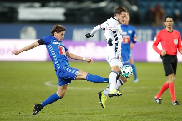 Der Spieler Luca Zuffi vom FC Basel, rechts, kaempft um den B all gegen den Spieler Hekuran Kryeziu vom FC Luzern, links, im Meisterschaftsspiel der Super League Luzern gegen Basel am Samstag, 25. Nov ...