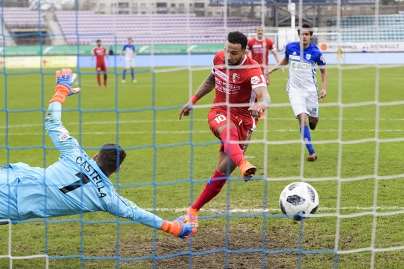 Le milieu valaisan Carlitos, droite, marque le 0:1 face au le gardien lausannois Thomas Castella, gauche, lors de la rencontre de football de Super League entre le FC Lausanne-Sport, LS, et le FC Sion ...