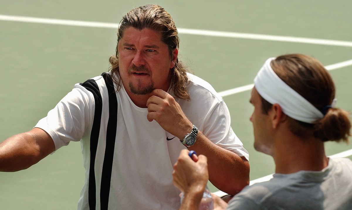 ARCHIV - ZUM TOD DES SCHWEDEN PETER LUNDGREN, DEM EHEMALIGEN TRAINER VON ROGER FEDERER, STELLEN WIR IHNEN FOLGENDES BILDMATERIAL ZUR VERFUEGUNG - Der Schweizer Tennisspieler Roger Federer, rechts, zus ...