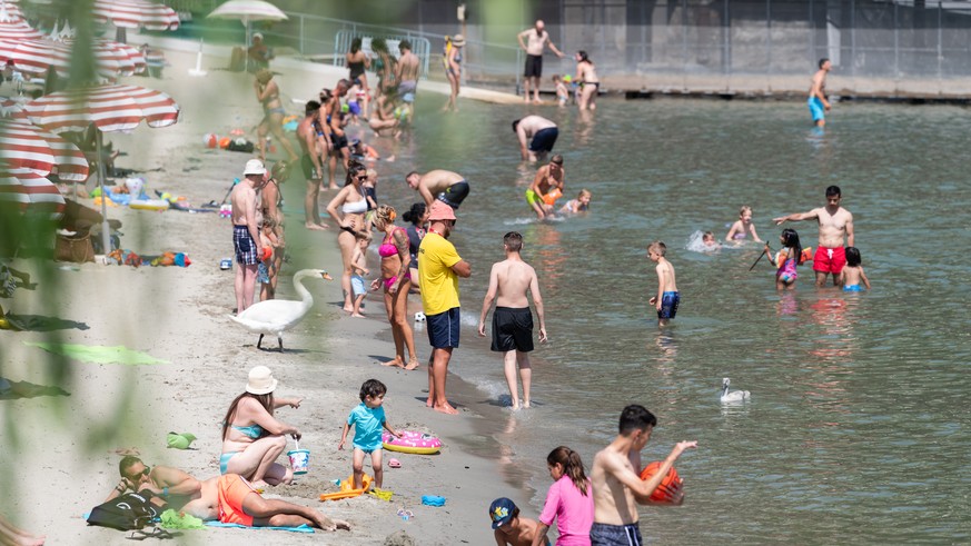 Menschen kuehlen sich ab, am Samstag, 18. Juni 2022, in Lugano. Am Samstag hat die Schweiz den vierten Tag der Hitzewelle erlebt. (KEYSTONE/Ti-Press/Elia Bianchi)