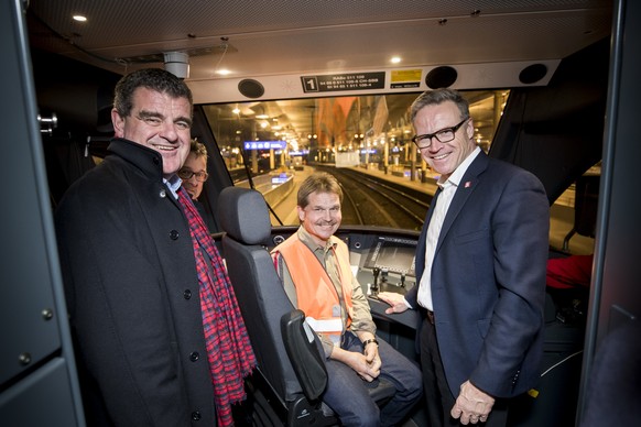 Peter Spuhler, CEO Stadler Rail, links, und Andreas Meyer, SBB Chef, rechts, mit dem Lokfuehrer vor der Testfahrt eines Schnellzuges mit neuem Assistenzleitsystem fuer Lokfuehrer am Dienstag, den 5. D ...