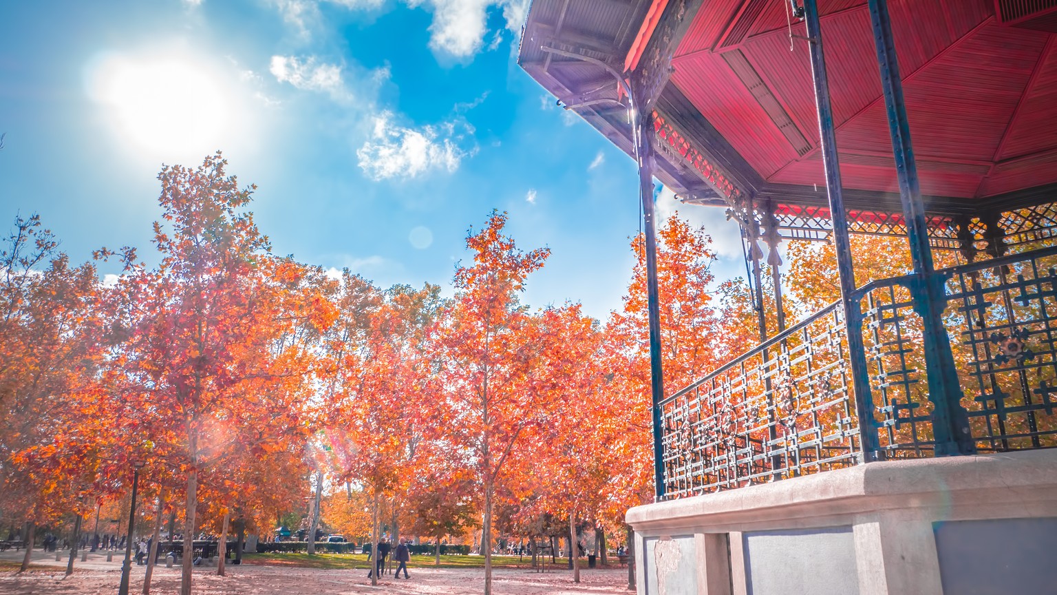 Auf einer Parkbank sitzen und die Sonnenstrahlen geniessen: In Madrid scheint auch im Herbst besonders viel die Sonne.