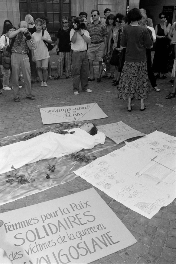 Anfang August 1995 findet in Lausanne eine Demonstration gegen den Krieg in Bosnien statt.