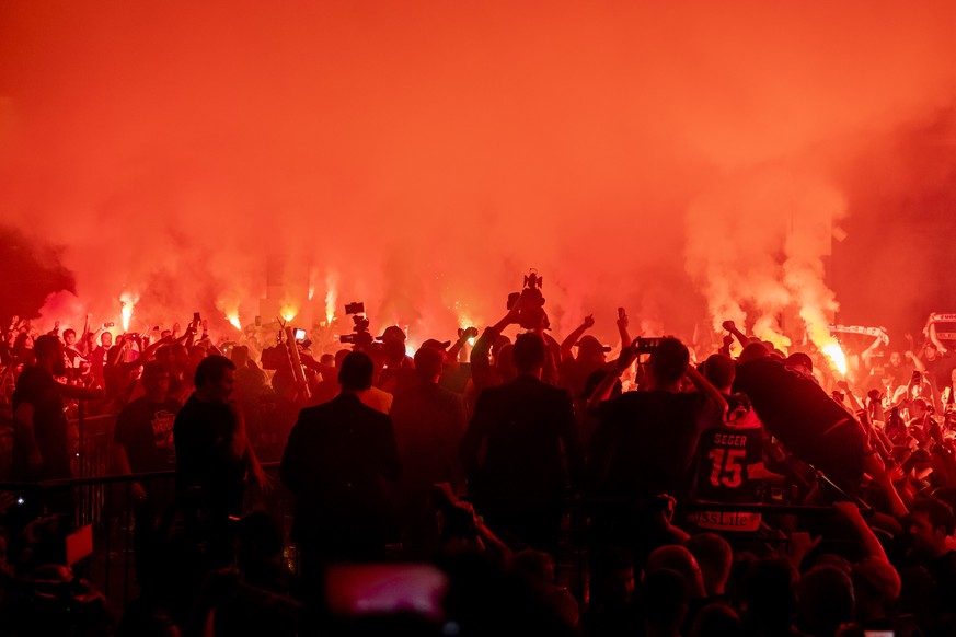 Die Spieler werden von den Fans empfangen nach ihrem Meisterschaftssieg im Eishockey Playoff-Finalspiel der National League zwischen dem HC Lugano und den ZSC Lions, aufgenommen am Samstag, 28. April ...