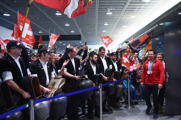 Silber - und Bronze - Medaillengewinner Beat Feuz (Abfahrt, Super G) mit seiner Freundin Kathrin Triendl werden am Flughafen von Fans und Freunden empfangen, fotografiert am Samstag, 17. Februar 2018, ...