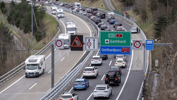 Der Reiseverkehr staut sich bei der Autobahneinfahrt Wassen in Richtung Sueden vor dem Gotthard- Tunnel zwischen Gueschenen und Amsteg auf mehrere Kilometer, am Freitag, 7. April 2023 in Wassen. Die K ...