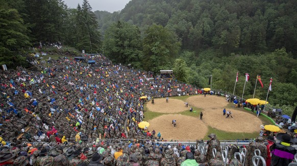 Die Schwingerfans trotzen dem regnerischen Sommerwetter in der Schwingerarena beim traditionellen Bruenig Schwinget vom Sonntag, 28. Juli 2019, auf dem Bruenig Pass. (KEYSTONE/Urs Flueeler)