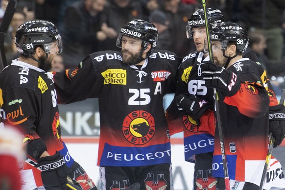 Berns Thomas Ruefenacht, Andrew Ebbett, Ramon Untersander, Mark Arcobello, von links, jubeln, waehrend dem siebten Playoff Halbfinalspiel der National League, zwischen dem SC Bern und dem EHC Biel, am ...