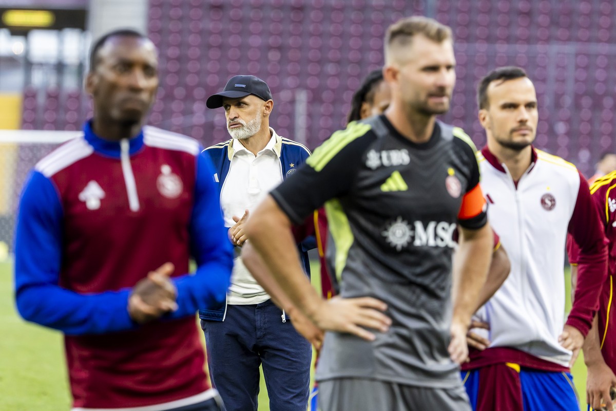 Thomas Haeberli, coach of the Servette FC, 2nd left, looks disappointed after his team's losing against the St Gallen, during the Super League soccer match of Swiss Championship between Servette  ...