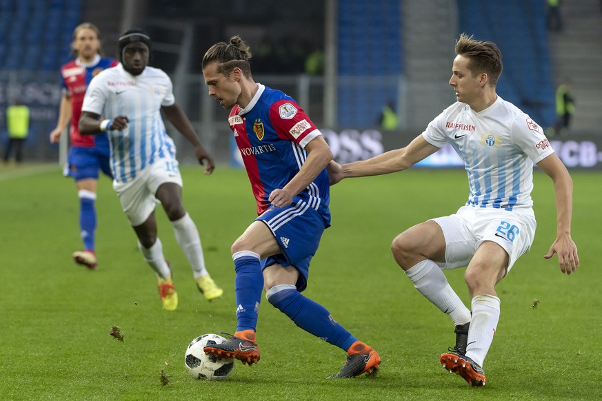 Basels Valentin Stocker, links, im Kampf um den Ball gegen Zuerichs Cedric Brunner, rechts, im Fussball Meisterschaftsspiel der Super League zwischen dem FC Basel 1893 und dem FC Zuerich im Stadion St ...