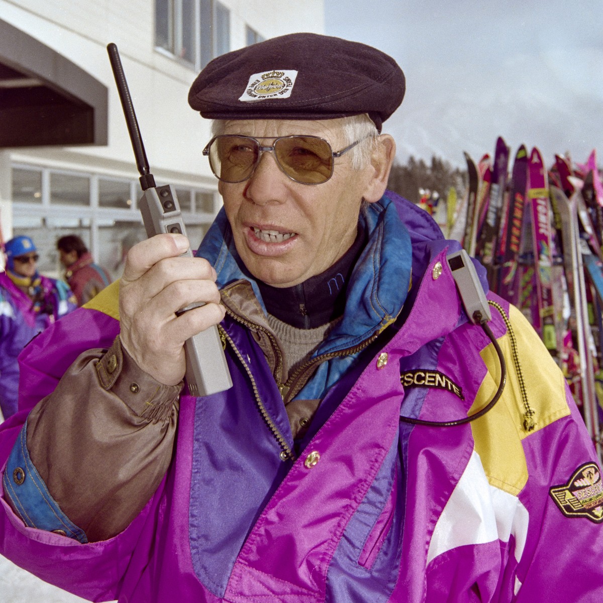 Karl Frehsner, head coach of Swiss Ski's men's team, in action in February 1993 at the Alpine World Ski Championships in Morioka, Japan. (KEYSTONE/Str) 

Skitrainer Karl Frehsner in Aktion,  ...
