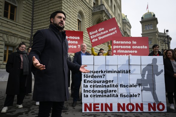 Co-Praesident SP Schweiz und Nationalrat Cedric Wermuth (AG), spricht waehrend die uebergabe der Unterschriften fuer das Referendum gegen die Abschaffung der Verrechnungssteuer, am Dienstag, 5. April  ...