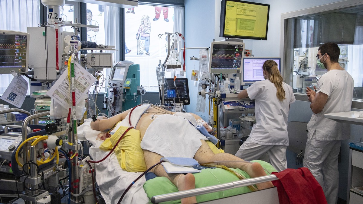 Pflegepersonal im Universitaetspital der Insel Gruppe kuemmern sich auf der Intensivstation um einen Covid Patienten , am Mittwoch, 16. Dezember 2020, in Bern. (KEYSTONE/Peter Schneider)