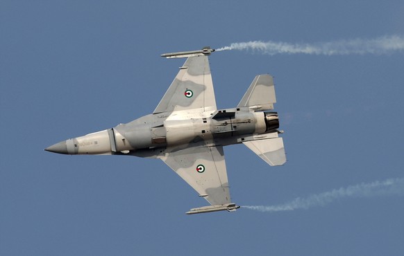epa12531432 An F-16 fighter aircraft of the United Arab Emirates Air Force performs during the flying displays as part of Dubai Airshow 2025 at Dubai World Central - Al Maktoum International Airport,  ...
