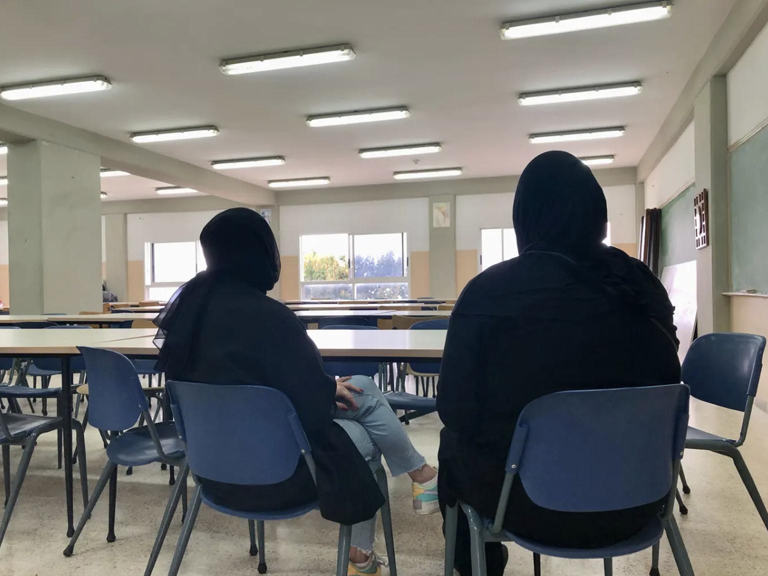 Jinan (rechts) und ihre Freundin Janna in einer zur Notunterkunft umfunktionierten Schule in Beirut.