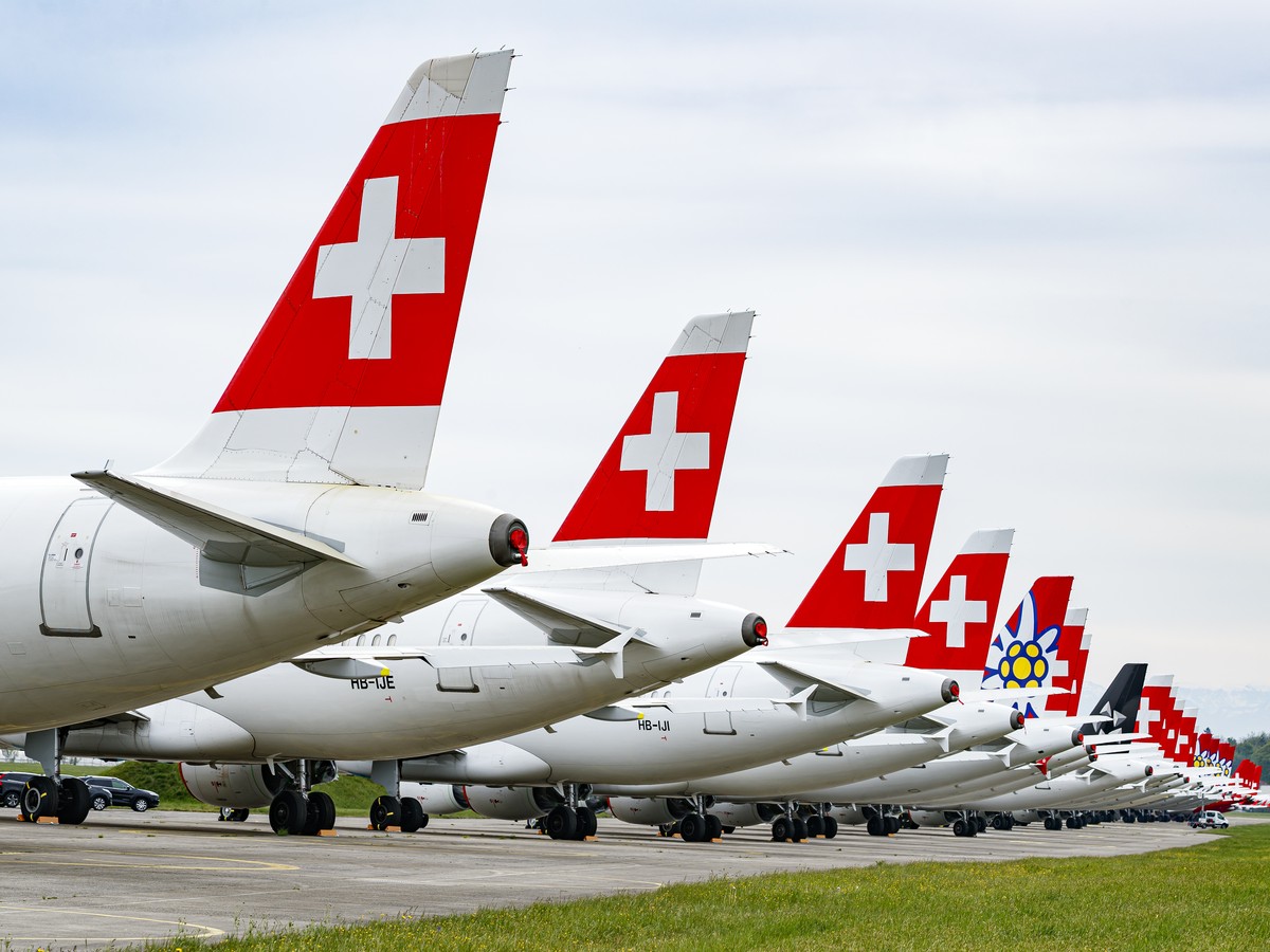 ARCHIVBILD ZUM STELLENABBAU BEI SWISS --- Grounded "Swiss" and "Edelweiss" airline airplane are pictured at the military airfield of Duebendorf, Switzerland, Tuesday, April 21, 202 ...