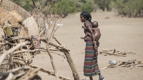 Eine Frau mit einem Kind in Äthiopien.