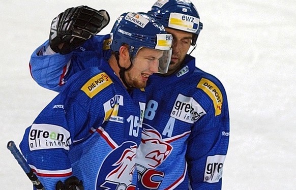 Mathias Seger, links schoss das 1:0 fuer die ZSC Lions, und Claudio Micheli, Mitte, und Michel Zeiter, rechts, freuen sich mit ihm beim NLA Eishockey Meisterschaftsspiel der ZSC Lions gegen die SCL Ti ...