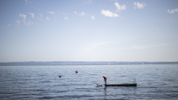 Badegaeste im Strandbad, am Freitag, 18. August 2023, am Bodensee in Rorschach. Die kommenden Tage sollen grossen Teile der Schweiz eine Hitzewelle bringen. (KEYSTONE/Gian Ehrenzeller)
