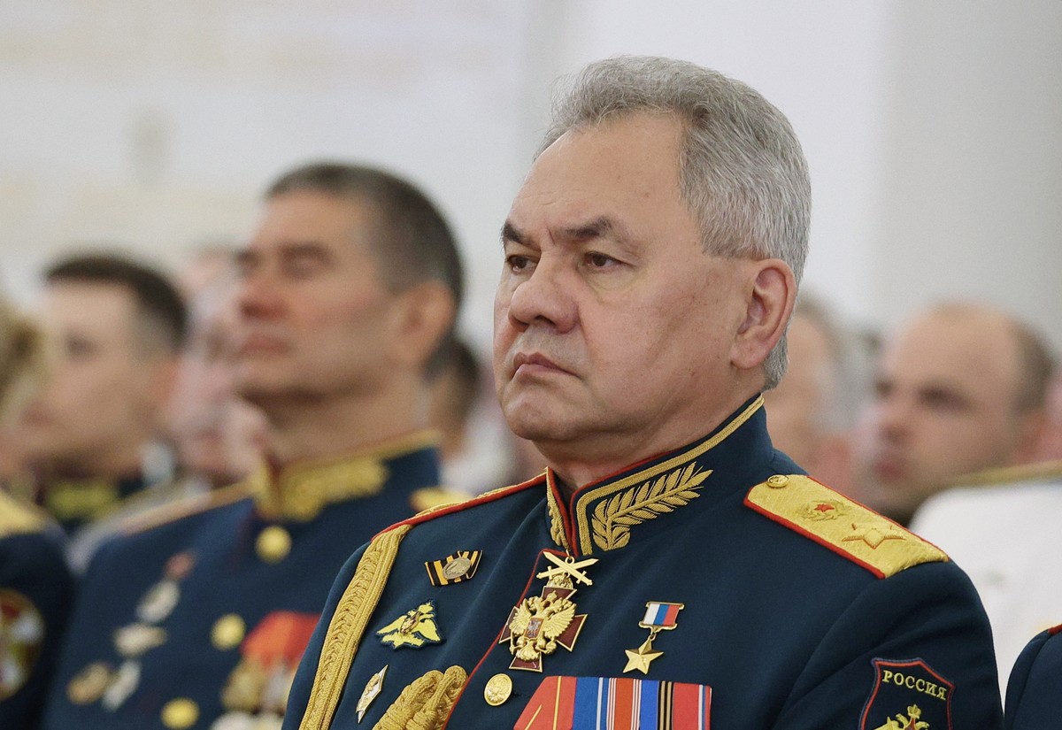 epa10704298 Russian Defence Minister Sergei Shoigu attends a meeting of Russian President Vladimir Putin with graduates of the country's higher military schools at the Kremlin in Moscow, Russia,  ...
