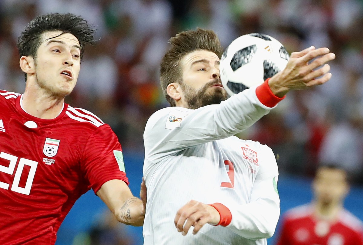 epa06825532 Sardar Azmoun (L) of Iran and Gerard Pique of Spain in action during the FIFA World Cup 2018 group B preliminary round soccer match between Iran and Spain in Kazan, Russia, 20 June 2018.
 ...
