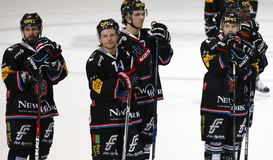 Daniel Steiner, Ralph Stalder, Yannick Rathgeb, Robin Fuchs und Alexandre Picard, von Gotteron, von links nach rechts, nach dem Meisterschaftsspiel der National League A zwischen dem HC Fribourg-Gotte ...