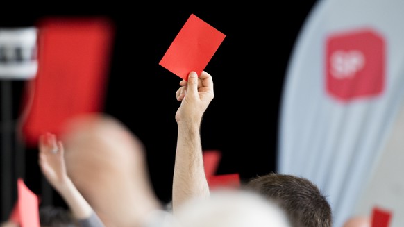 THEMENBILD ZUM WAHLBAROMETER DER SRG VOM MAI 2015 --- Die Delegierten stimmen ab, am Parteitag der SP des Kantons St. Gallen, am Samstag, 9. Mai 2015, in St. Gallen. (KEYSTONE/Gian Ehrenzeller)